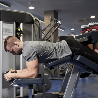 4 Leg Exercise Movements and Important Tips for Leg Curl Machine