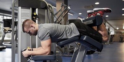 4 Leg Exercise Movements and Important Tips for Leg Curl Machine