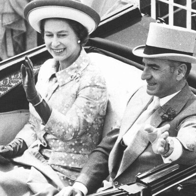 Lavish Reception and Flattery of Mohammad Reza Pahlavi in Welcoming Queen Elizabeth II, + Photo