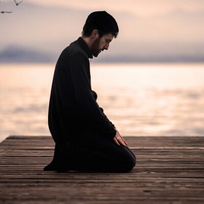 Familiarity with how to perform the prayer and the night prayer (Taraweeh or Nafl of Isha)