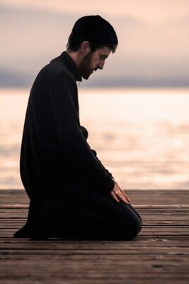 Familiarity with how to perform the prayer and the night prayer (Taraweeh or Nafl of Isha)