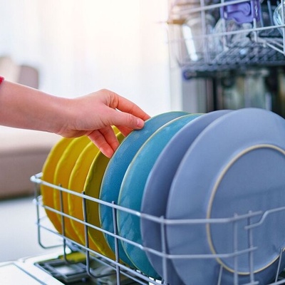 Why Some Dishes Still Smell Like Food After Washing
