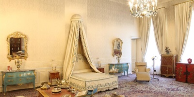 Royal Bedroom and Super-Luxury Reception Halls: Extravagant Costs for the Shah and Queen’s Lifestyle