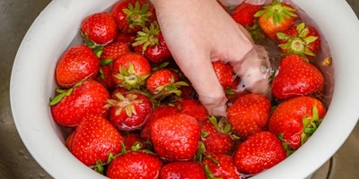 How to Wash Strawberries Without Damaging Their Texture