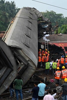 The shocking moment a train collided head-on with a truck – it completely exploded!