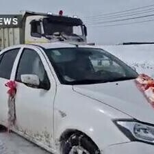 Rescue of the bride and groom's car trapped in the snow / The bridal car was escorted to the wedding home by a road maintenance vehicle.