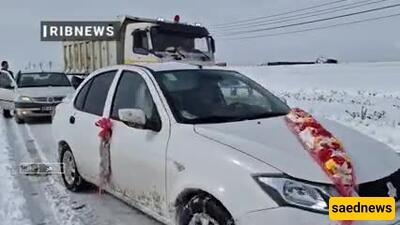 Rescue of the bride and groom's car trapped in the snow / The bridal car was escorted to the wedding home by a road maintenance vehicle.