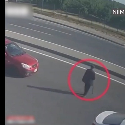 🚨 Strange Incident Today: An Elderly Man Crossing the Street Triggers a Terrible Car Rollover