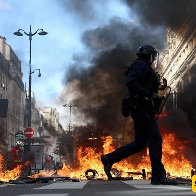 French Presidential Candidate Calls for Macron to Resign Amid Protests