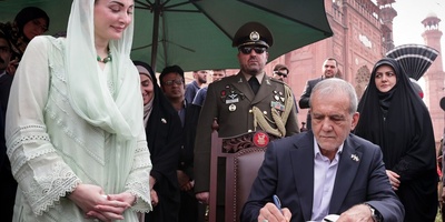 Pezeshkian Pays Tribute at Mausoleum of Pakistan’s National Poet