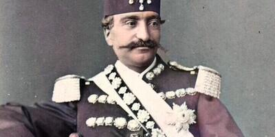 A Funny Selfie Of Naser al-Din Shah Qajar In The Royal Elevator, With His Usual Imperial Sense Of Humor! What Creativity!