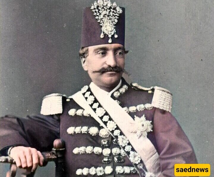 A Funny Selfie Of Naser al-Din Shah Qajar In The Royal Elevator, With His Usual Imperial Sense Of Humor! What Creativity!