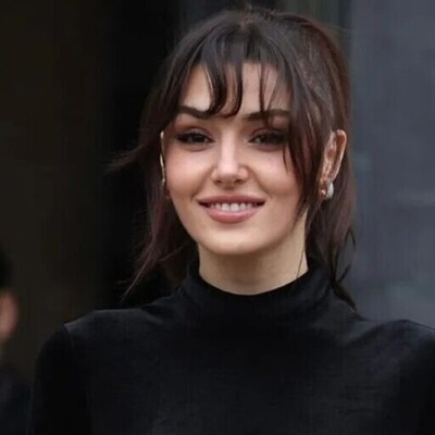 Hande Erçel in Moscow and Paris, More Attractive Than Ever / Simple Yet Chic and Classy Street Style!