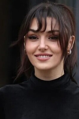 Hande Erçel in Moscow and Paris, More Attractive Than Ever / Simple Yet Chic and Classy Street Style!