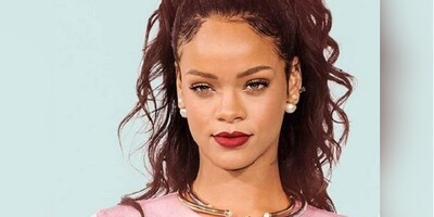 NEWEST PHOTO Of Rihanna's NYC Street Style: Showing Off a rather weird look with necklace and lipstick in hand!