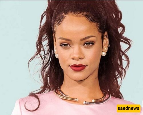 NEWEST PHOTO Of Rihanna's NYC Street Style: Showing Off a rather weird look with necklace and lipstick in hand!