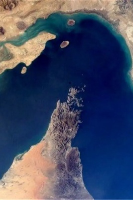 Iranian Experts Urge Strategic Restraint Over Strait of Hormuz Tensions