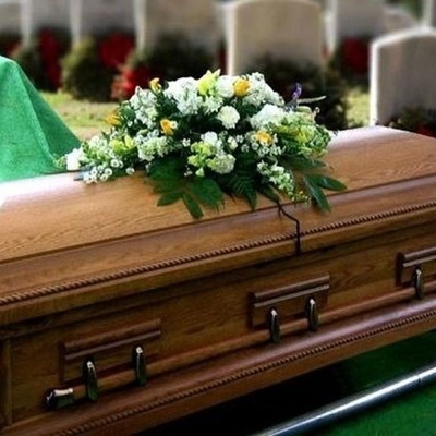 Smiling Photo Of A Family With Their Mother’s Coffin Goes Viral / We Had Never Seen Something Like This Before