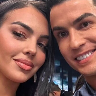 A romantic moment of Ronaldo and his wife on a cold, snowy day / How happy they are together.