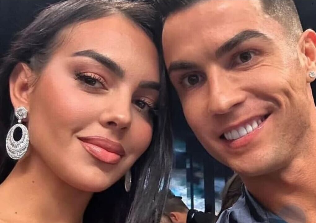 A romantic moment of Ronaldo and his wife on a cold, snowy day / How happy they are together.