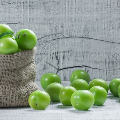 A Guide to Green Plums: Calories, Nutritional Value, and Surprising Health Benefits