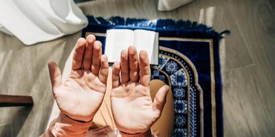 What is The Ruling on Reciting Al-Hamd and The Surah out of Order During Prayer?