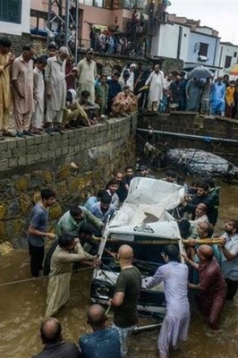 Landslide, Heavy Rain in Pakistan Sweeps Away Cars, Killing 3