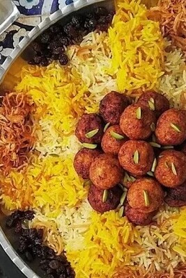 The Delicious and Aromatic Dinner of Iranian New Year's Eve, from the Past to Present: Royal Reshteh Polo with Apricots and Meatballs / Wow! What a Color and Flavor!