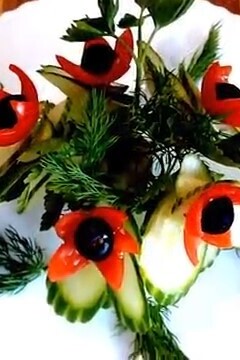 (Video) Beautiful Decoration of Cucumber and Tomato in the Shape of Flowers and Leaves.