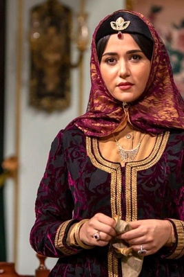 A Deep Look at Naser al-Din Shah’s Romantic Painting of Jeyran Khatoon: A Portrait of True Love Immortalized in History ❤️