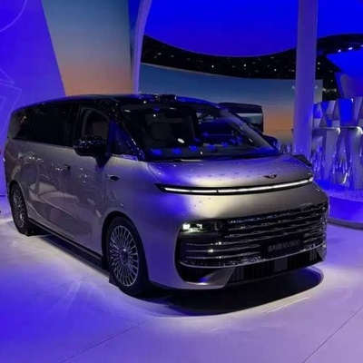 (Video) This Chinese Car Just Made It Into the Guinness World Records! + Space-Sized Details That Will Blow Your Mind / Perfect for Family Road Trips 😂