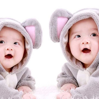 The World’s Strangest Twin Sisters: One White, One Black!