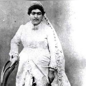 How Did a Shepherd from Lavasan Become a Queen of the Qajar Court? / The Endowments of a Qajar-Era Woman in Northern Tehran: From a Diamond Vest and Pearl Curtain to a Historic Bridge