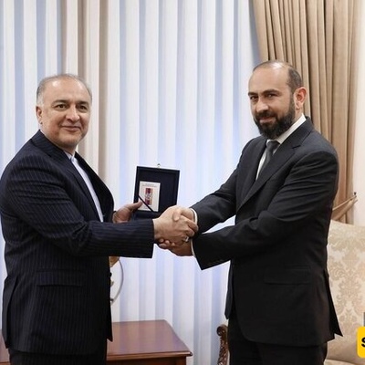 Armenia’s Foreign Minister Honors Iran’s Outgoing Ambassador with Friendship Medal