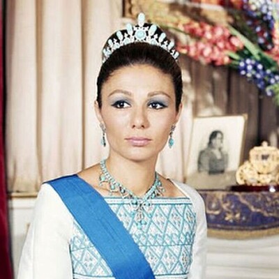 Farah Pahlavi’s Gathering with Native American Men in Shiraz; The Degradation of the Status of Iranian Women to This Extent!!