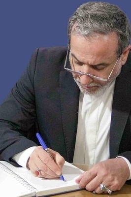 Araghchi Extends New Year Greetings to Christian World