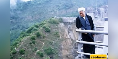 Rare Photo Emerges of Akbar Hashemi Rafsanjani Riding a Roller Coaster