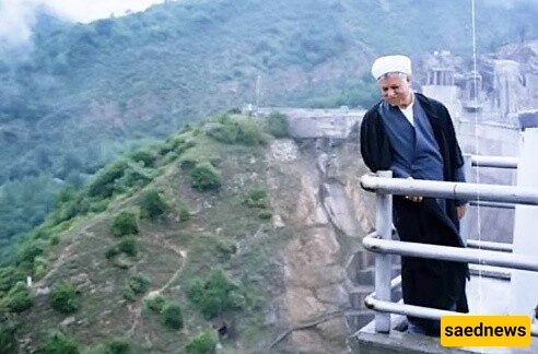 Rare Photo Emerges of Akbar Hashemi Rafsanjani Riding a Roller Coaster