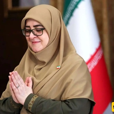 Interesting Photo Captured of the Government Spokesperson — Ms. Mohajerani’s Heartfelt Gesture for Journalists