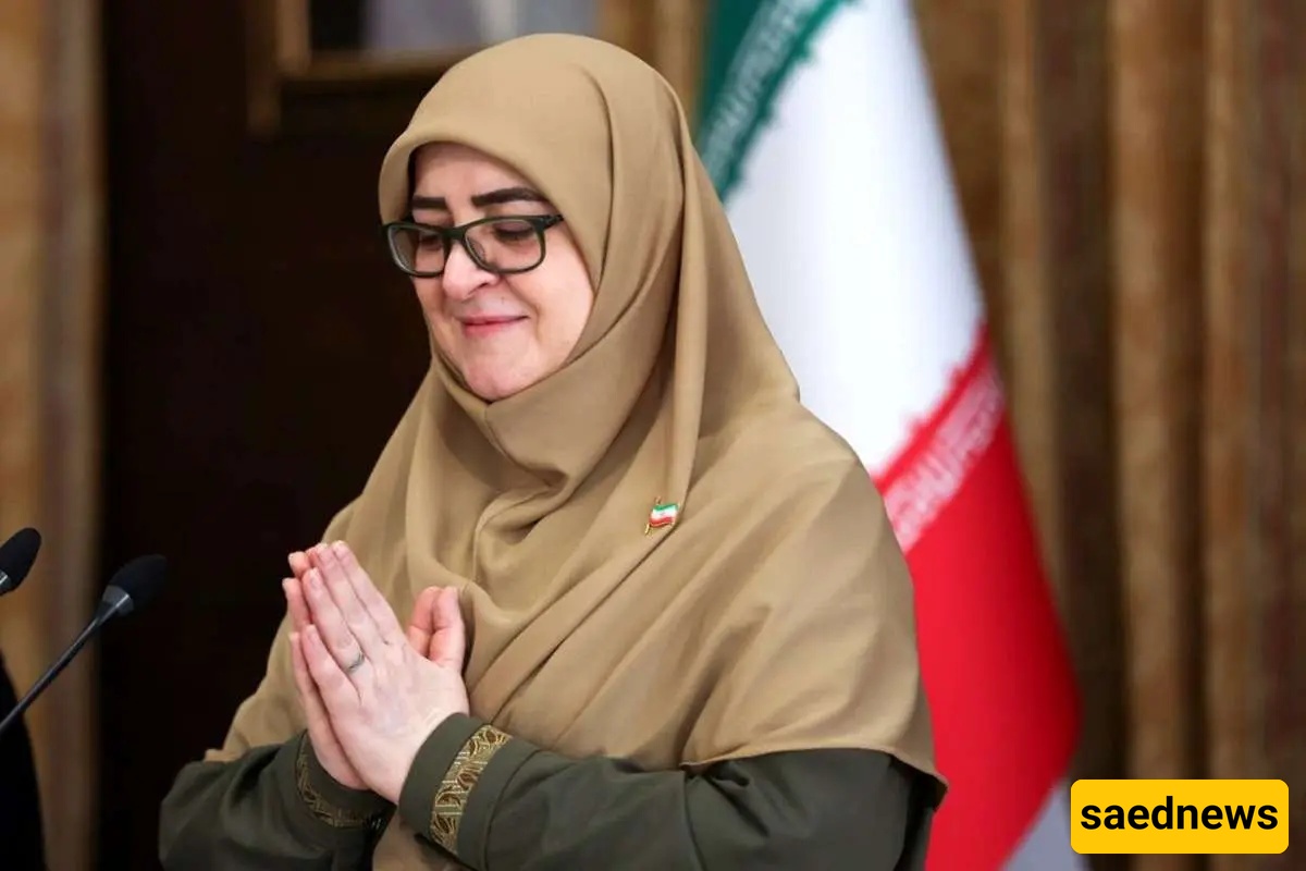 Interesting Photo Captured of the Government Spokesperson — Ms. Mohajerani’s Heartfelt Gesture for Journalists