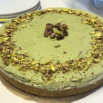 Luxury Desserts / How to Make Dubai-Style Luxury Chocolate Cheesecake with Pistachio Filling — the one you’ve been looking for to impress at parties