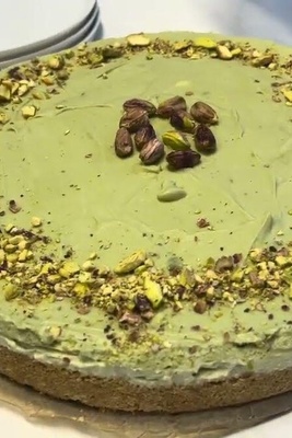 Luxury Desserts / How to Make Dubai-Style Luxury Chocolate Cheesecake with Pistachio Filling — the one you’ve been looking for to impress at parties