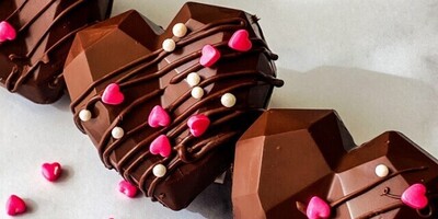 Do You Know Exactly When Valentine's Day is? / How to Make Heart-Shaped Valentine Chocolates at Home With Just One Mold and Two Easy Methods