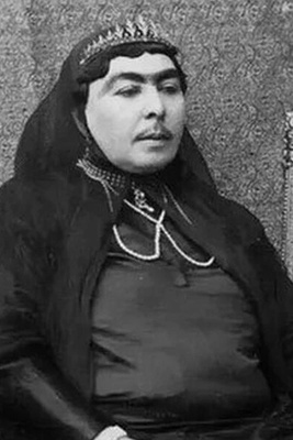 Rare Glimpses of Everyday Life in Iran 103 Years Ago: Qajar-Era Fashion and Timelessly Chic Styles