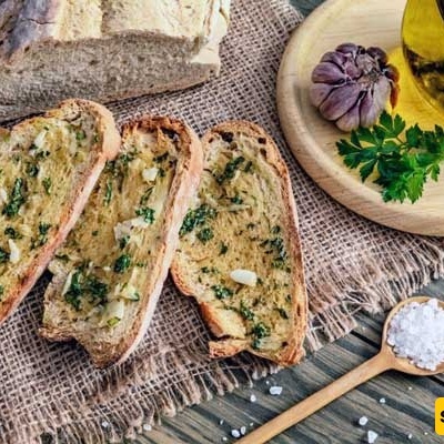 Homemade Italian Garlic Bread with a Special, Restaurant-Style Flavor