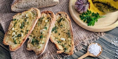 Homemade Italian Garlic Bread with a Special, Restaurant-Style Flavor