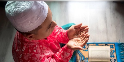 What Is the Ruling on Sitting in a Semi-Upright Position (Tajafi) During Prayer?