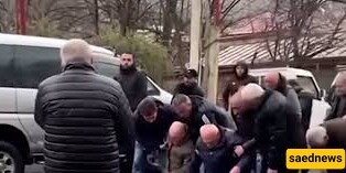 The Heart-Wrenching Scene of the Killer's Family Kneeling Desperately Before the Victim's Family Will Shake Your Heart / This Video Will Bring Tears to Your Eyes.