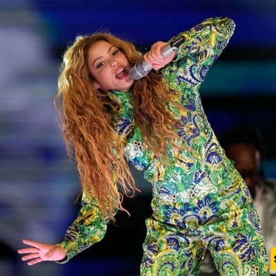 Shakira Stood Frozen And Amazed After Seeing A Huge Crowd Of Her Fans From The Balcony Of Her Hotel In Rio De Janeiro  + Video