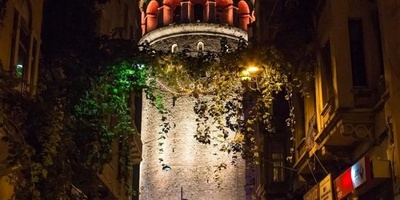 Turkey’s Municipality Wows with Stunning Galata Tower Display to Entertain Street Crowds + Video